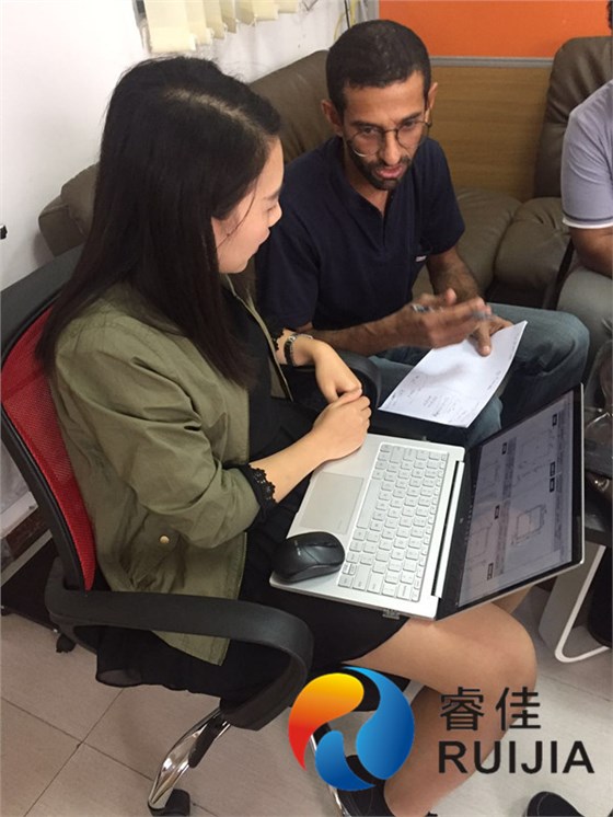 睿佳冷卻器業(yè)務(wù)員向外國友人介紹產(chǎn)品 睿佳冷卻器業(yè)務(wù)員向外國友人介紹產(chǎn)品