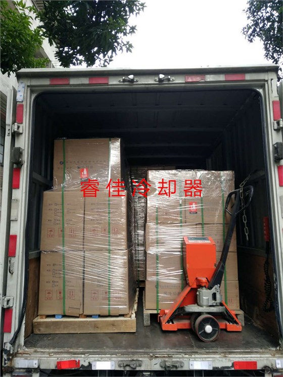 風冷散熱器發(fā)貨.jpg 風冷散熱器發(fā)貨.jpg