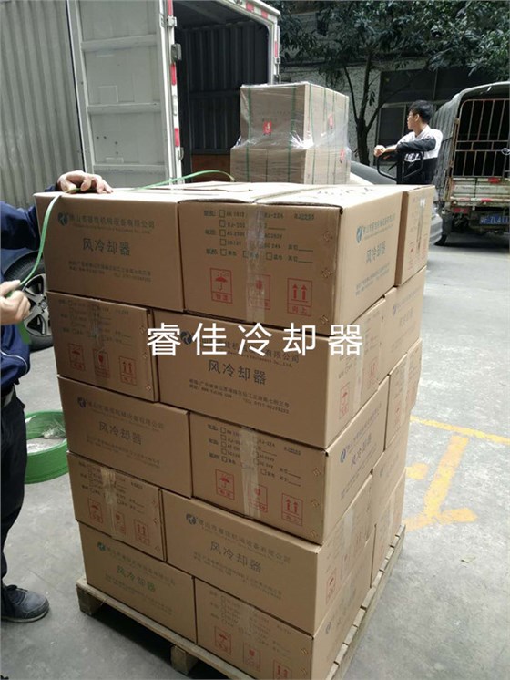 風冷散熱器裝車發(fā)貨.jpg 風冷散熱器裝車發(fā)貨.jpg