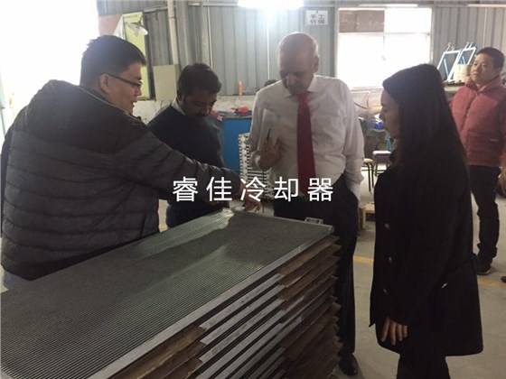 外國客戶參觀生產(chǎn)車間.jpg 外國客戶參觀生產(chǎn)車間.jpg