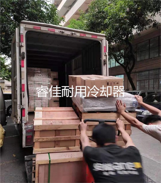 睿佳風(fēng)冷卻器裝車發(fā)貨.jpg 睿佳風(fēng)冷卻器裝車發(fā)貨.jpg