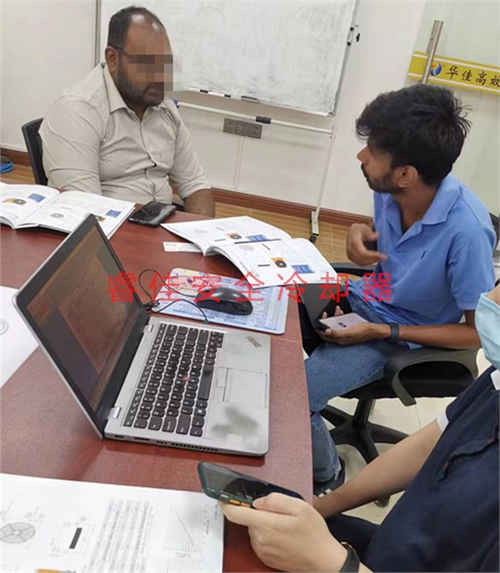 睿佳冷卻器工程師現(xiàn)場為客戶出方案.jpg 睿佳冷卻器工程師現(xiàn)場為客戶出方案.jpg