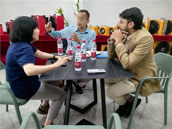 外貿(mào)同事跟客人溝通.jpg 外貿(mào)同事跟客人溝通.jpg