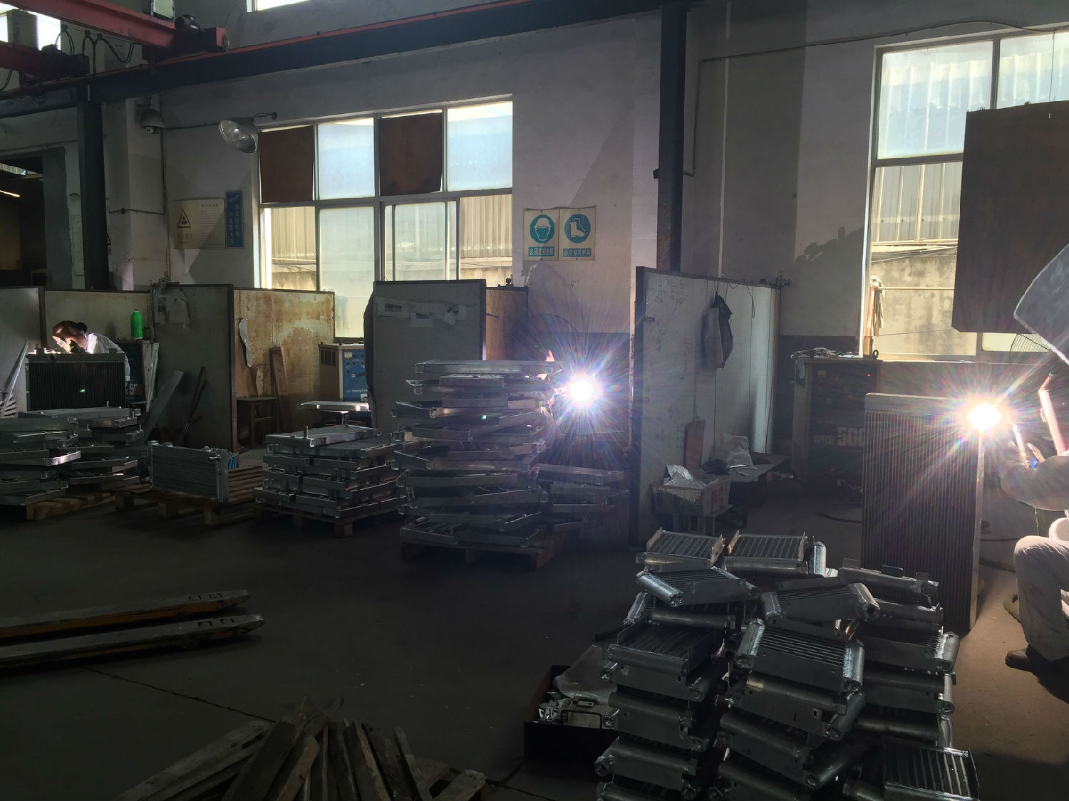 技術人員正在對芯體進行焊接