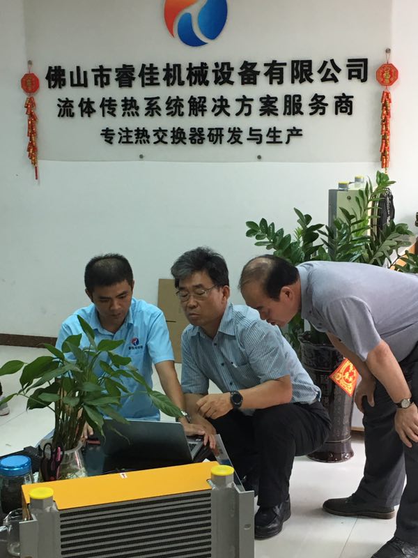 外國(guó)客戶到訪睿佳冷卻器