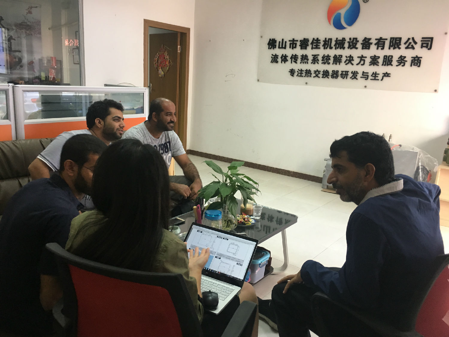 睿佳冷卻器業(yè)務(wù)員與外國(guó)友人交談