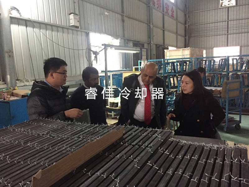 外國(guó)客戶參觀原料車間.jpg 外國(guó)客戶參觀原料車間.jpg