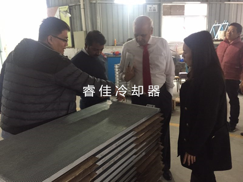 外國(guó)客戶參觀生產(chǎn)車間.jpg 外國(guó)客戶參觀生產(chǎn)車間.jpg