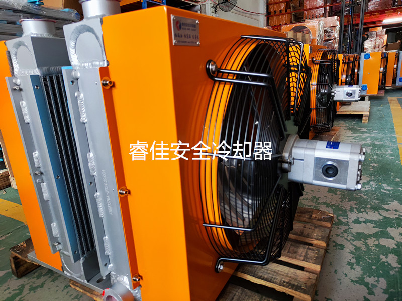 進(jìn)口挖掘機(jī)<font color='red'>風(fēng)冷散熱器</font>怎么選型?