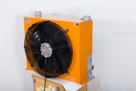 <font color='red'>空壓機風(fēng)冷卻器</font>的重要性與維護(hù)清潔指南