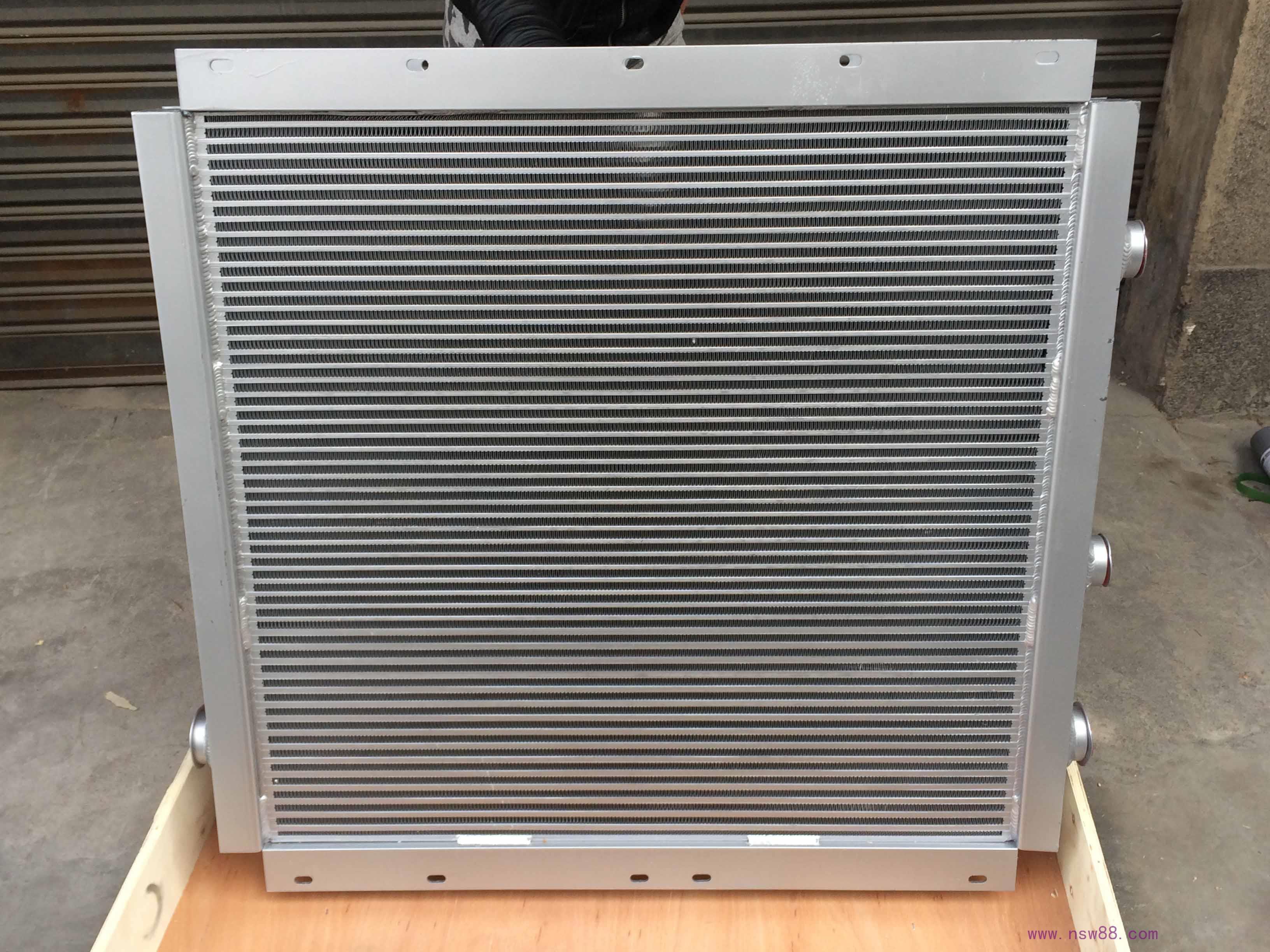 用心設(shè)計睿佳為您非標定制<font color='red'>紅五環(huán)空壓機冷卻器</font>