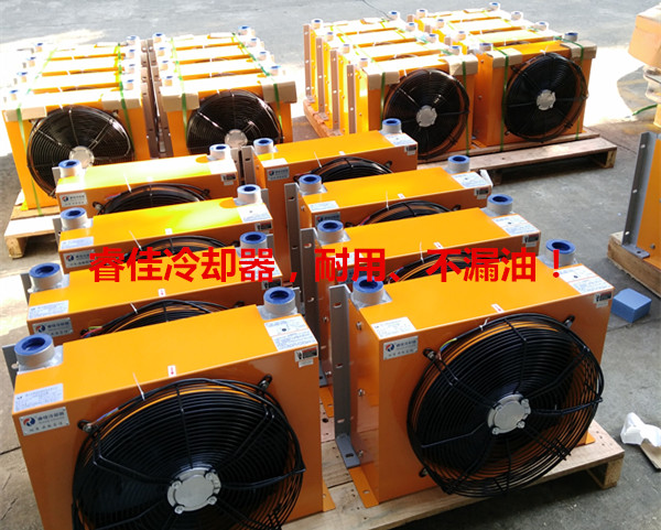 【山西】挖機加裝<font color='red'>風冷式液壓油散熱器</font>