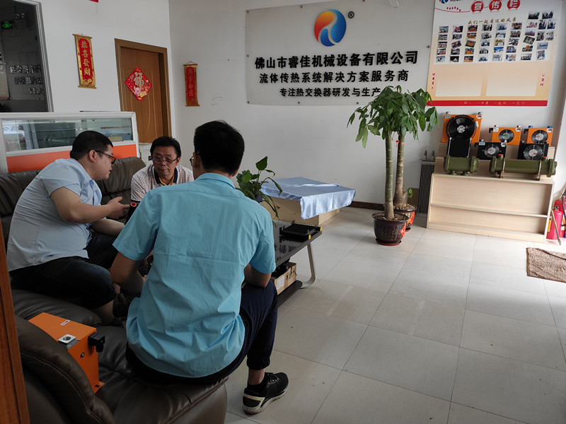 客戶到訪，選購(gòu)睿佳<font color='red'>液壓風(fēng)冷卻器</font>