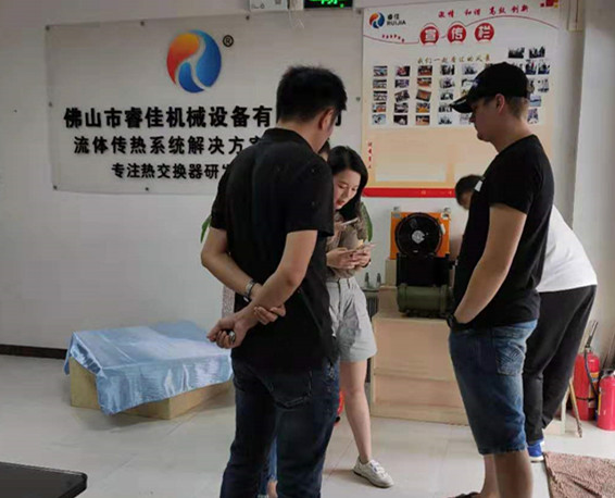 外國(guó)客戶到訪睿佳水<font color='red'>冷卻器廠家</font>